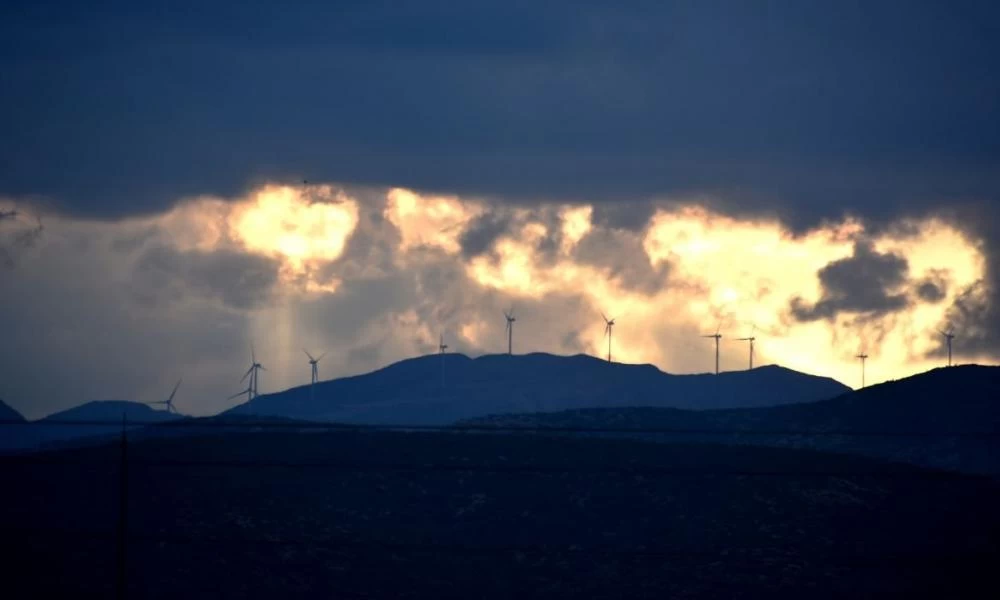 Σκρέκας: Ζητά την ανάκληση των αδειών για τα αιολικά πάρκα στο μοναδικό βουνό της Β. Εύβοιας που δεν κάηκε